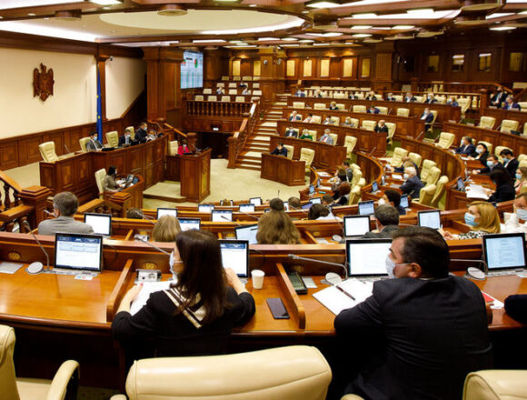 Парламент Молдовы ввел чрезвычайное положение сроком на 30 дней на фоне угрозы остановки газоснабжения